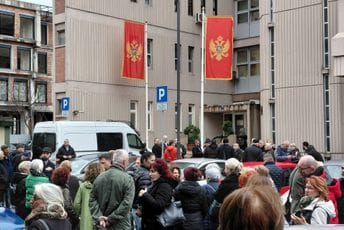 (FOTO) Skup ispred Osnovnog suda u Podgorici; Sekulović: Sud za svjedoke pozvao tri policajca