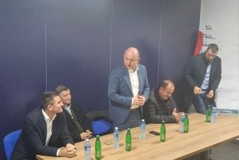 Beranska DNP podržala Kneževića: Trobojka da bude narodna zastava, srpski jezik službeni