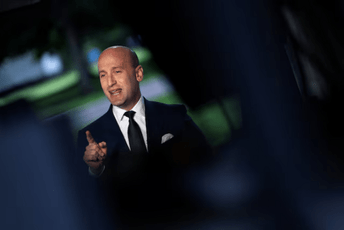 Čovjek koji kroji Trampove najkontroverznije političke odluke