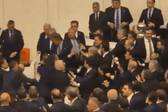 (VIDEO) Poslanici se potukli u turskom parlamentu: Bacali Ustav, jednome slomljen nos
