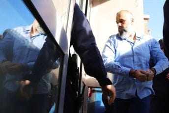 Na jednom od snimaka Danilo Mandić diže ruku sa predmetom nalik na pištolj