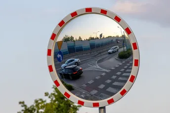 Nije bilo po feng šuiju: Uklonili saobraćajno ogledalo, pa nastao haos