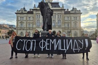 Skup u Novom Sadu protiv femicida: Minut ćutanja za ubijenu majku Skup u Novom Sadu protiv femicida: Minut ćutanja za ubijenu majku