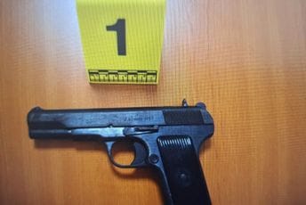 Policija pretresala stan u Rožajama: Pronašli i oduzeli pištolj i tablete sa liste opojnih droga