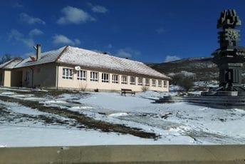 U školi kod Nikšića dječak zadobio teške tjelesne povrede, hitno prevezen u KCCG