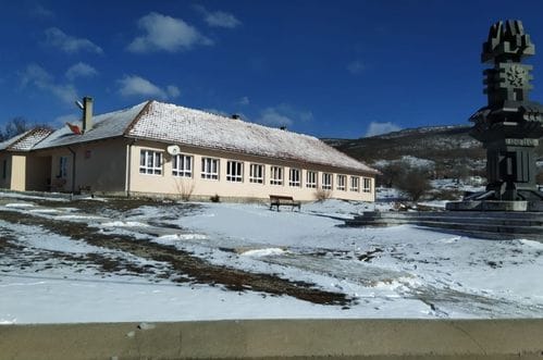 U školi kod Nikšića dječak zadobio teške tjelesne povrede, hitno prevezen u KCCG