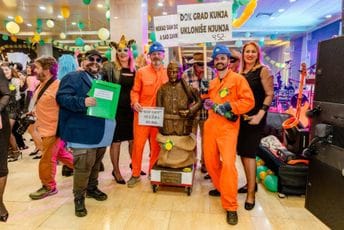 (FOTO) „Chat gpt“ i „Ko će gledat ove jade“ pobjednici maskenbala 57. Praznika mimoze (FOTO) „Chat gpt“ i „Ko će gledat ove jade“ pobjednici maskenbala 57. Praznika mimoze