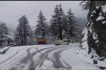 (FOTO) Snijeg na sjeveru, put Mojkovac - Sokolovine neočišćen
