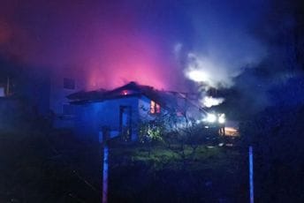 (FOTO) Tivat: Tokom noći gorjela kuća, vatrogasci požar zatekli u razbuktaloj fazi (FOTO) Tivat: Tokom noći gorjela kuća, vatrogasci požar zatekli u razbuktaloj fazi