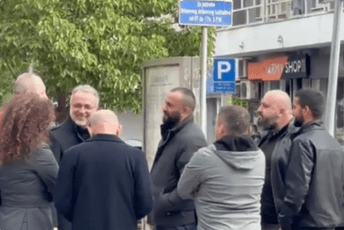 Članovi Ujedinjene Crne Gore došli ispred SDT-a da izraze podršku Vesni Bratić