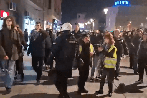 (VIDEO) Incidenti u Novom Sadu: Pristalice SNS-a psovale i šutirale studente i novinara, najmanje tri osobe povrijeđene