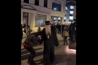 (VIDEO) Joanikije na proslavi u Novom Sadu: Okupljeni građani ga izviždali