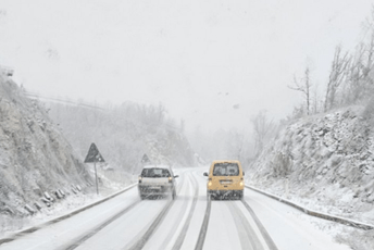 Napadao novi snijeg: Na mnogim putevima saobraća se otežano