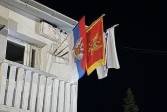 Opozicija pita Mujovića hoće li reagovati: Na zgradi mjesne zajednice okačena trobojka