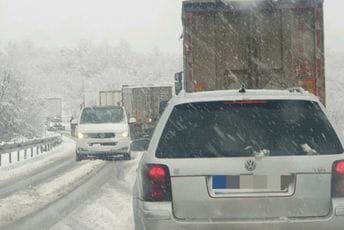 (VIDEO/FOTO) Snijeg pravi probleme, oteženo se saobraća na više putnih pravaca: Vozite oprezno