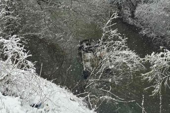 Putničko vozilo sletjelo u rijeku kod Tomaševa: Četiri osobe transportovane u Urgentni centar u Bijelom Polju