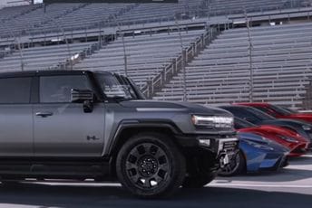 (VIDEO) Ima više od četiri tone, a brži je od Ferrarija