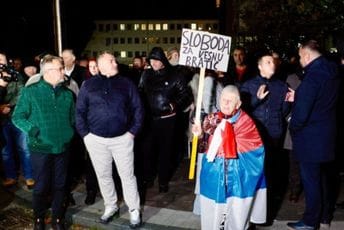 Građani ispred Višeg suda pružaju podršku Vesni Bratić