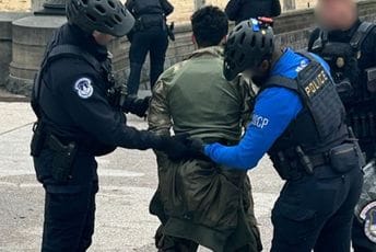 SAD: Izašao iz bijelog Mercedesa i naoružan sačmaricom potrčao prema Kapitolu