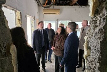 (FOTO) Nakon više do 65 godina: Počeli radovi na rekonstrukciji Doma zdravlja u Tološima