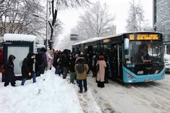 Nevrijeme u Rumuniji: Zbog snijega i kiše otežano se saobraća, škole zatvorene u više gradova