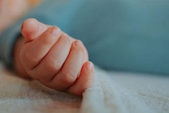 Dječak ostaje bez šanse za novo srce, majci saopšteno da neće preživjeti