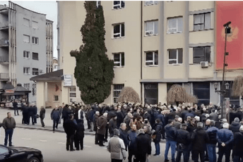 "Humanitarna akcija" u Bijelom Polju: Penzioneri prikupljaju pomoć za Vladu i ministre