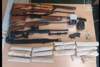 (VIDEO) Policija izvšila pretrese na Grahovu i u Nikšiću: Uhapšen Aleksić, osumnjičeni za pokušaj ubistva putem pomaganja, oduzeto oružje, eksploziv, elektrošoker....