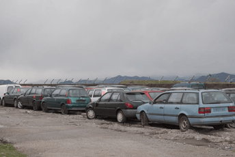 Podgorica: Osumnjičeni da su sa auto otpada ukrali 11 akumulatora i mijenjač