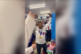 (VIDEO) Hit snimak: Direktor FBI-ja proslavio pobjedu u svlačionici američkih hokejaša uz pivo i pjesmu