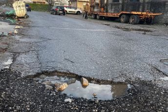 (FOTO) Rupe i bare umjesto asfalta: Brskutska ulica u Zagoriču godinama bez ozbiljne sanacije, mještani apeluju da se problem riješi