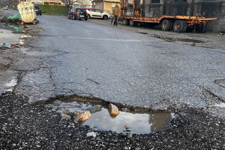 (FOTO) Rupe i bare umjesto asfalta: Brskutska ulica u Zagoriču godinama bez ozbiljne sanacije, mještani apeluju da se problem riješi (FOTO) Rupe i bare umjesto asfalta: Brskutska ulica u Zagoriču godinama bez ozbiljne sanacije, mještani apeluju da se problem riješi