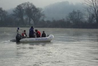 Nakon prevrtanja čamca na Uni pronađeno tijelo muškarca, uhapšen državljanin BiH osumnjičen za krijumčarenje ljudi Nakon prevrtanja čamca na Uni pronađeno tijelo muškarca, uhapšen državljanin BiH osumnjičen za krijumčarenje ljudi