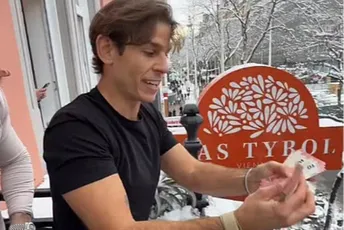 (VIDEO) Nastao haos na ulici: Austrijski influenser sa balkona prolaznicima u Beču bacio 10.000 eura, ljudi hvatali novčanice