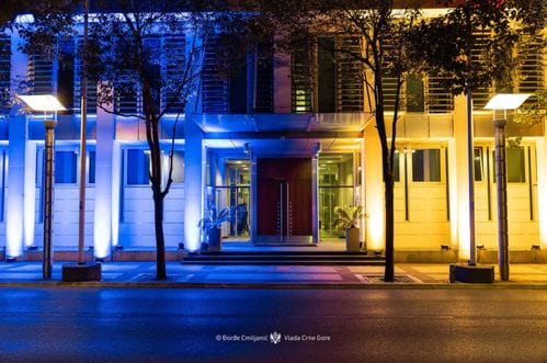 (FOTO) Zgrade Vlade i MVP osvijetljene bojama zastave Ukrajine