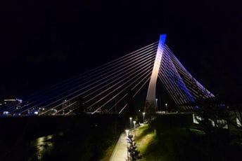 Most Milenijum u bojama ukrajinske zastave