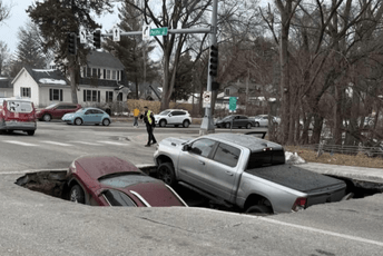 (VIDEO) Na američkom putu se odjednom otvorila rupa i "progutala" dva automobila