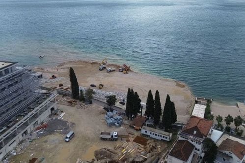 DPS Herceg Novi: Naš grad, naš brod nasukan na ilegalnu plažu