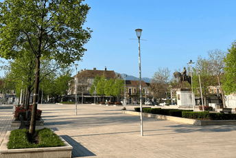 Pokušaj ubistva u  centru Nikšića: Dvije osobe izbodene, policija traga za napadačem