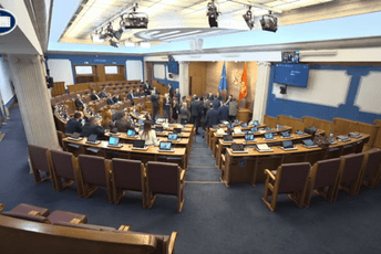 Poslanici opozicije izašli ispred govornice i prekinuli sjednicu; Popović: Glasanje večeras