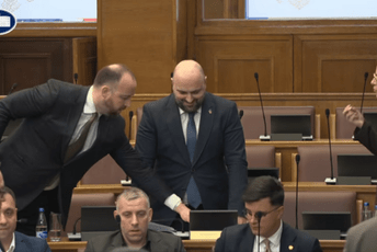 Ponovo prekinuta sjednica: Andrija Nikolić isključio mikrofon ministru Božoviću Ponovo prekinuta sjednica: Andrija Nikolić isključio mikrofon ministru Božoviću