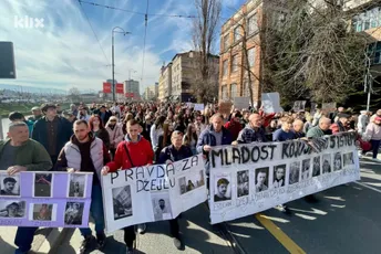 (FOTO) Protesti u Sarajevu: Demonstranti stigli ispred Tužilaštva, uzvikuju "ubice" (FOTO) Protesti u Sarajevu: Demonstranti stigli ispred Tužilaštva, uzvikuju "ubice"