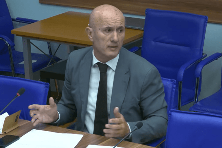 Lakovićeve amandmane nije podržao niko iz većine, čak ni njegove kolege iz PES-a Lakovićeve amandmane nije podržao niko iz većine, čak ni njegove kolege iz PES-a