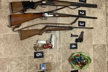 Policija izvršila pretrese u Ulcinju: Pronašli i oduzeli pištolje, puške, municiju