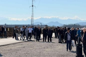 (FOTO) Počeo protest mještana Botuna ispred gradilišta (FOTO) Počeo protest mještana Botuna ispred gradilišta