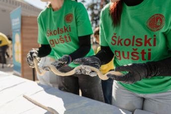 (FOTO) „Školski gušti“ održali lekciju zajedništva i razvukli njoku od 425 metara u centru Herceg Novog