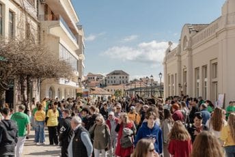 (FOTO) „Školski gušti“ održali lekciju zajedništva i razvukli njoku od 425 metara u centru Herceg Novog (FOTO) „Školski gušti“ održali lekciju zajedništva i razvukli njoku od 425 metara u centru Herceg Novog