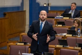 Nikolić:  Dok Vučić ponovo osporava smisao 21. maja, najviši državni zvaničnici na to odgovaraju ćutanjem