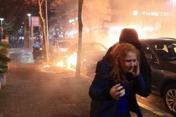 Haos u Tirani: Demonstranti spalili vilu Envera Hodže (VIDEO)