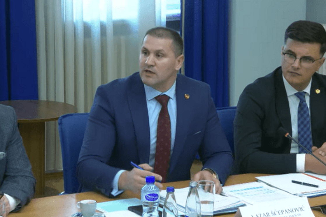 Direktor u majbahu, ljudska prava u kanalu